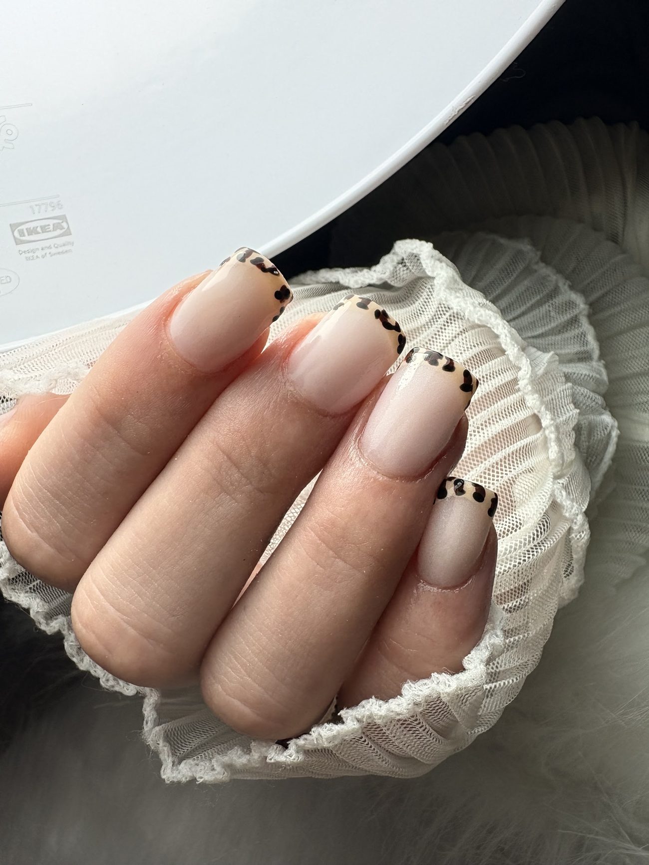Nude nagels met een french tip in luipaardprint