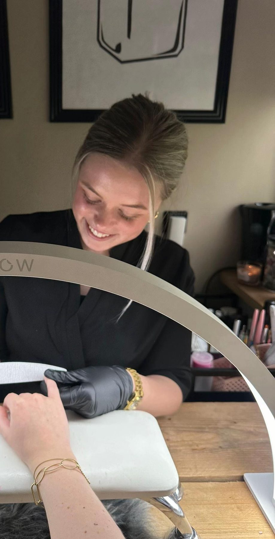 Milou vijlt de nagels van een klant onder de lamp