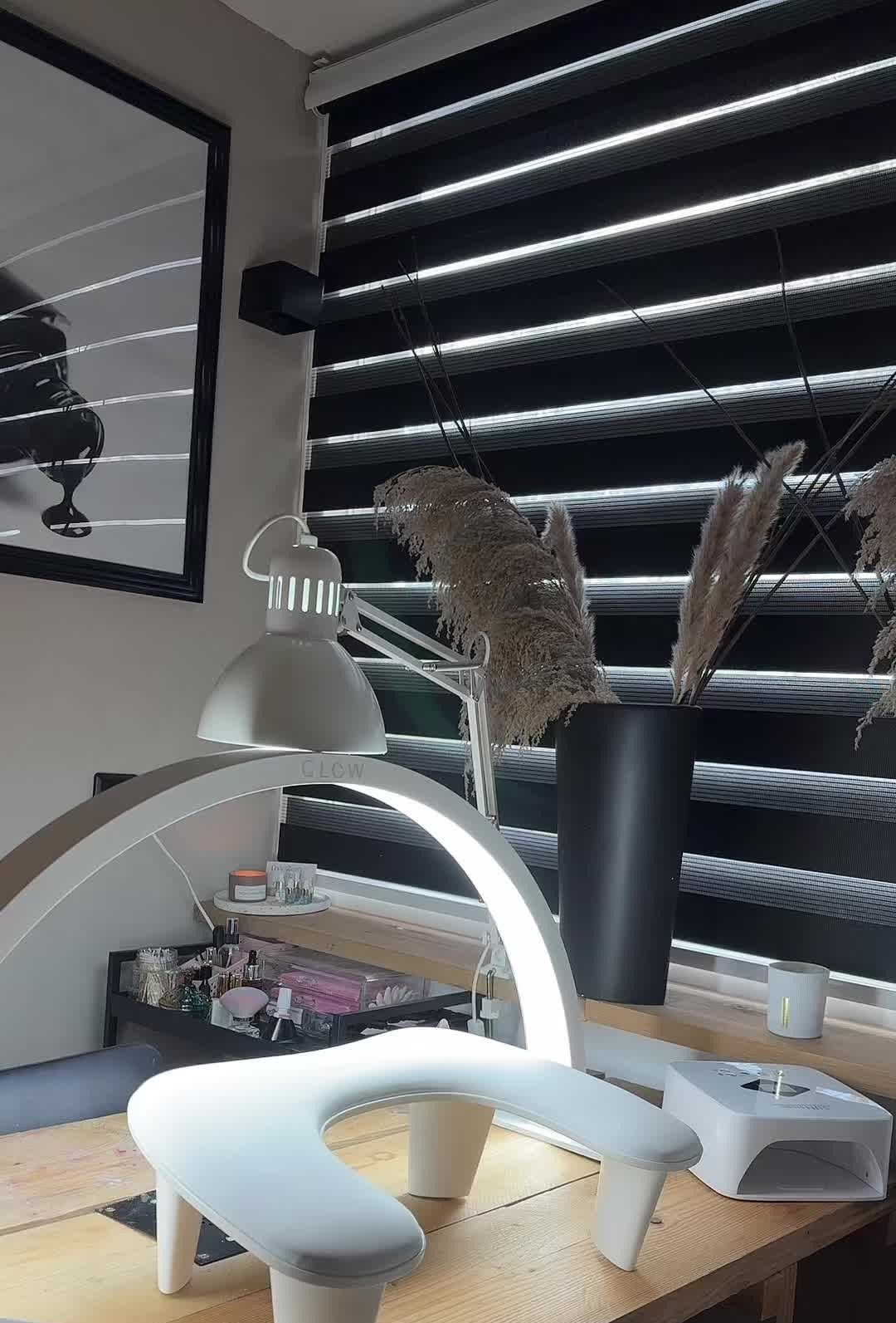 Haar nageltafel met witte handsteun, booglamp en pampasgras voor de lamellen