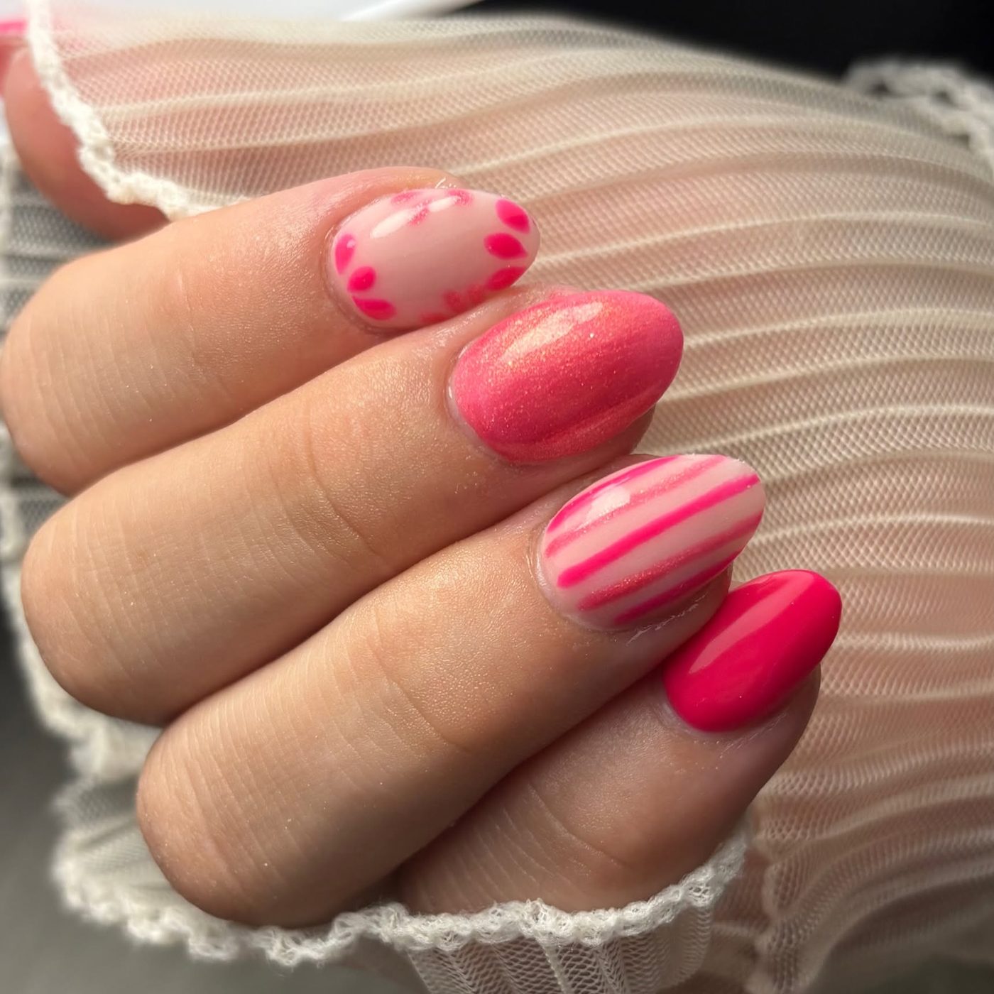 Roze nail art met een stippenbloem en streepjes, haar nieuwste set