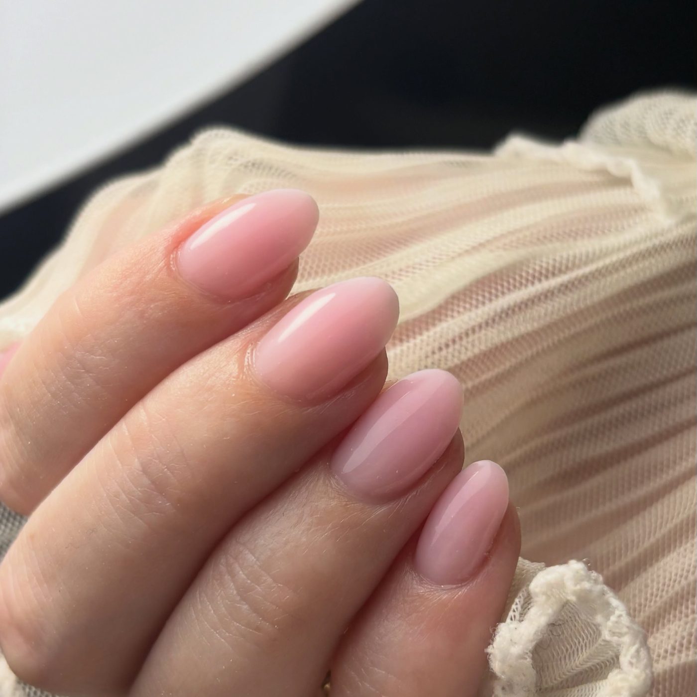 Zachtroze glanzende amandelnagels