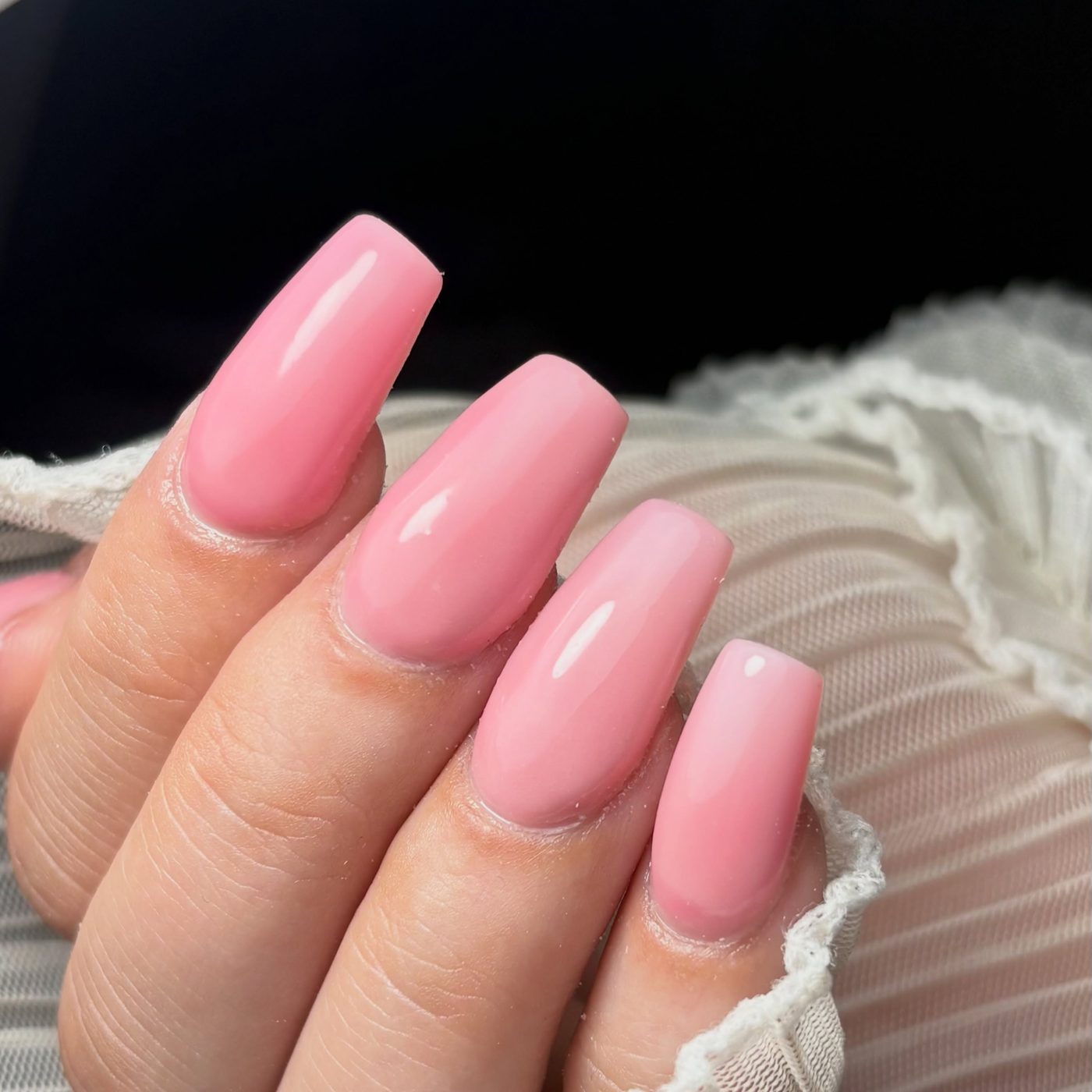 Lange roze nagels in ballerinavorm