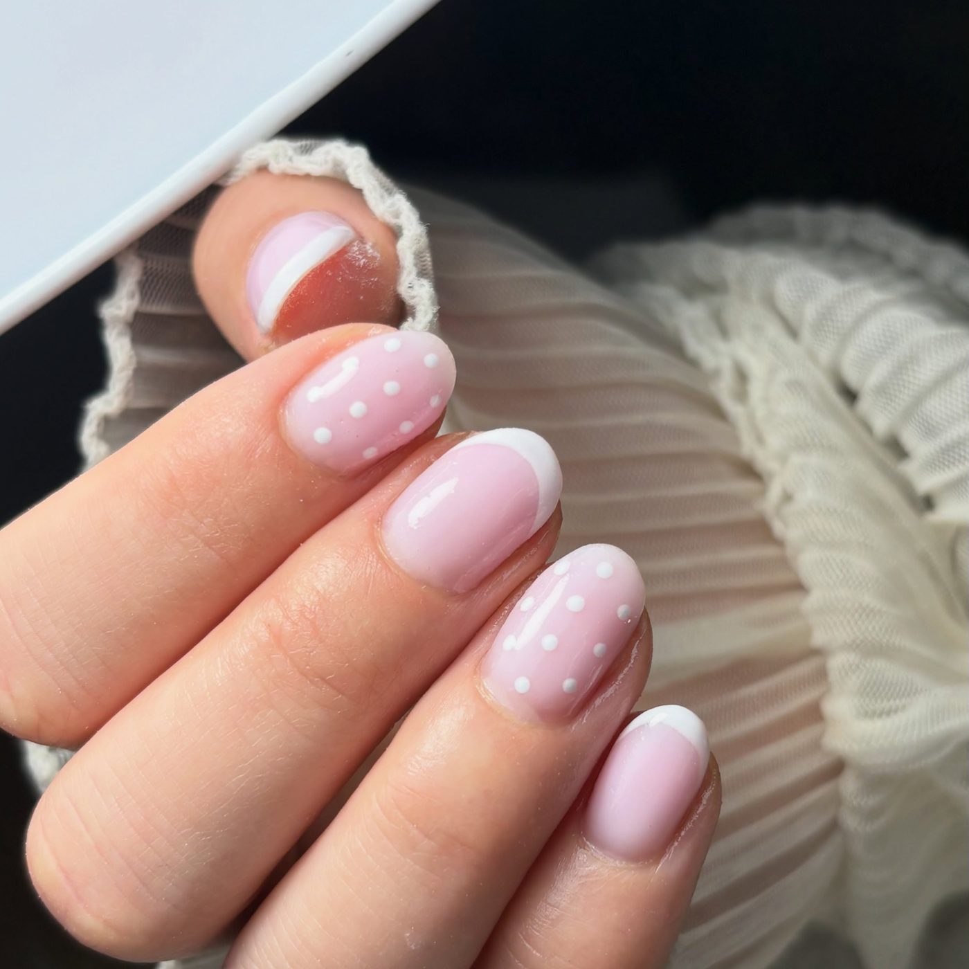 Lichtroze nagels met witte stipjes