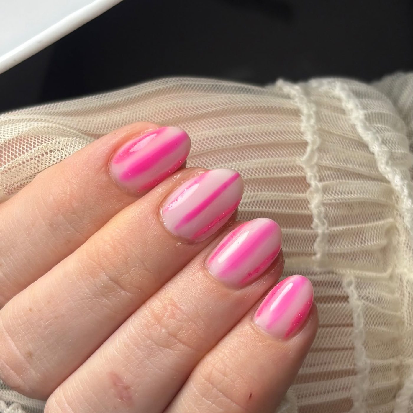 Roze nagels met streepjes in twee tinten