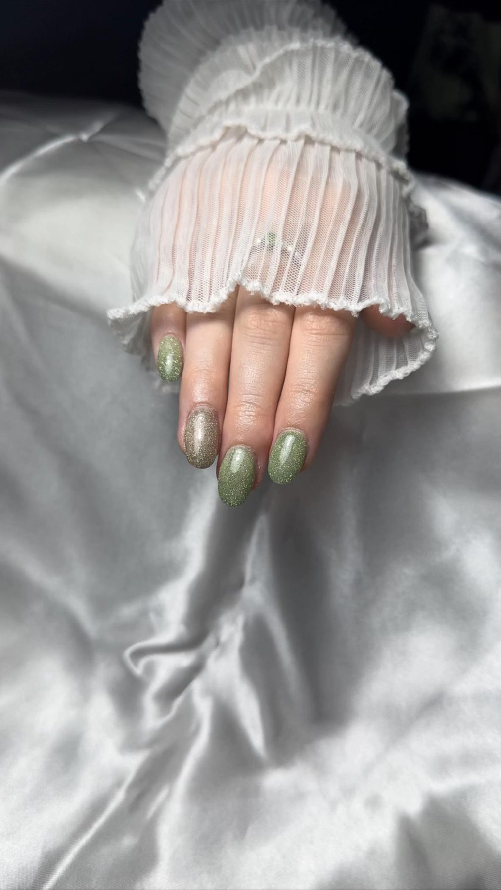 Olijfgroene chrome nagels op grijs satijn