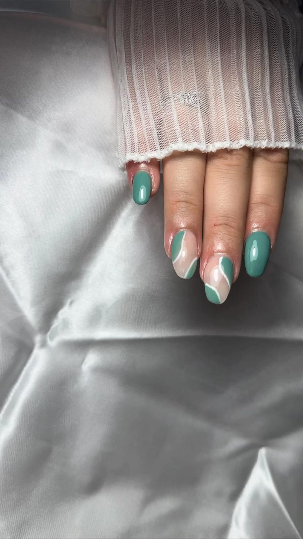 Nude en groene swirl nail art